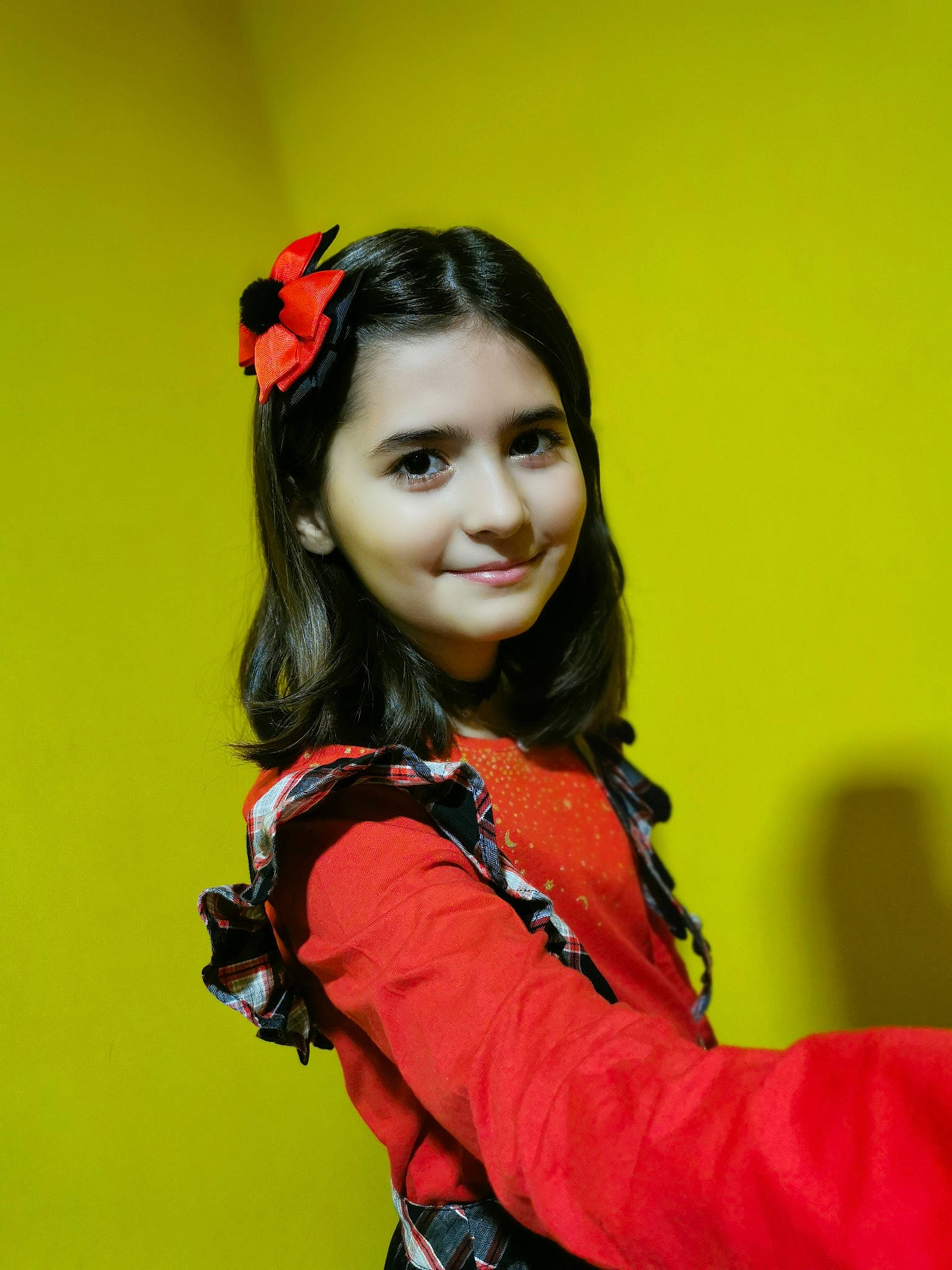 Iara a rejoint le concours — aidez-le/la à gagner de superbes lots ! audio_equipment, black_hair, costume, electric_blue, eye, eyewear, fashion_accessory, fashion_design, flash_photography, fun, happy, jewellery, joy, lip, lipstick, long_hair, orange, people_in_nature, person, portrait_photography