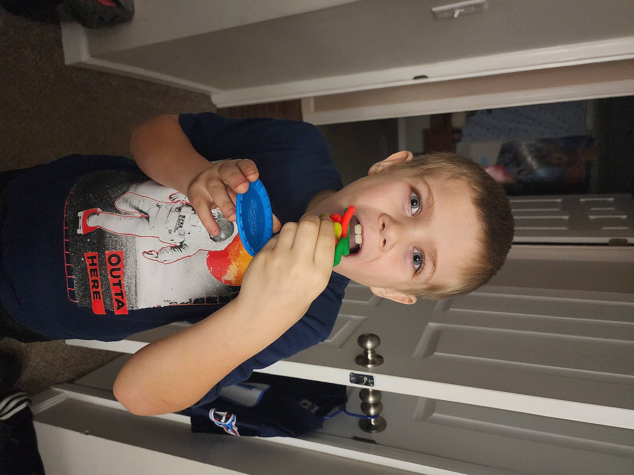 Maison is registered to the contest to win money with this photo: automotive_exterior, baby, baby_products, child, comfort, elbow, flooring, fun, human_leg, nail, person, room, sitting, toddler, vehicle, vehicle_door