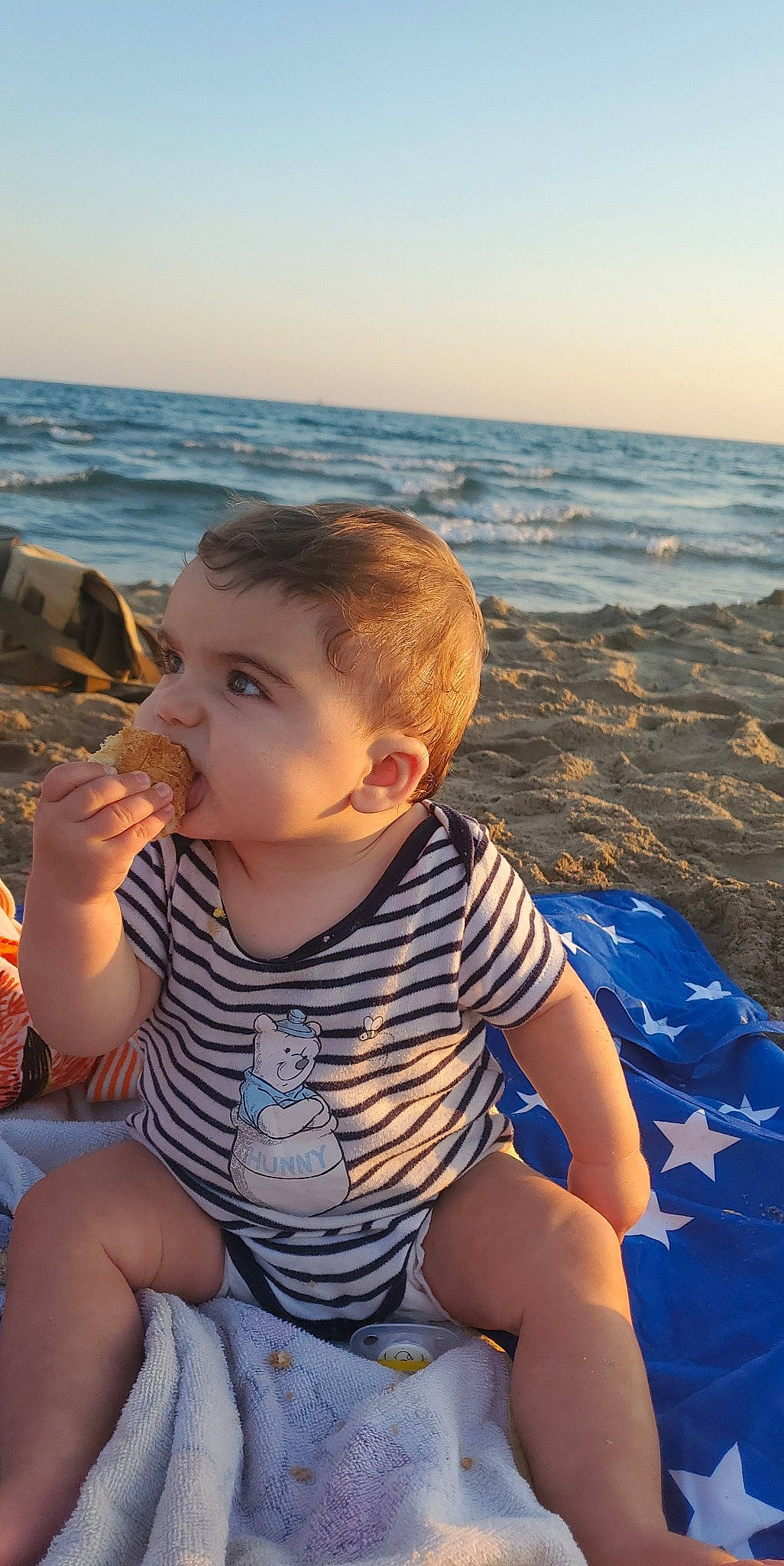 Mateo participe au concours pour gagner de l'argent avec cette photo : azure, baby, baby_toddler_clothing, beach, fun, grass, hairstyle, happy, head, horizon, leisure, light, people_on_beach, person, photograph, sand, skin, sky, summer, toddler