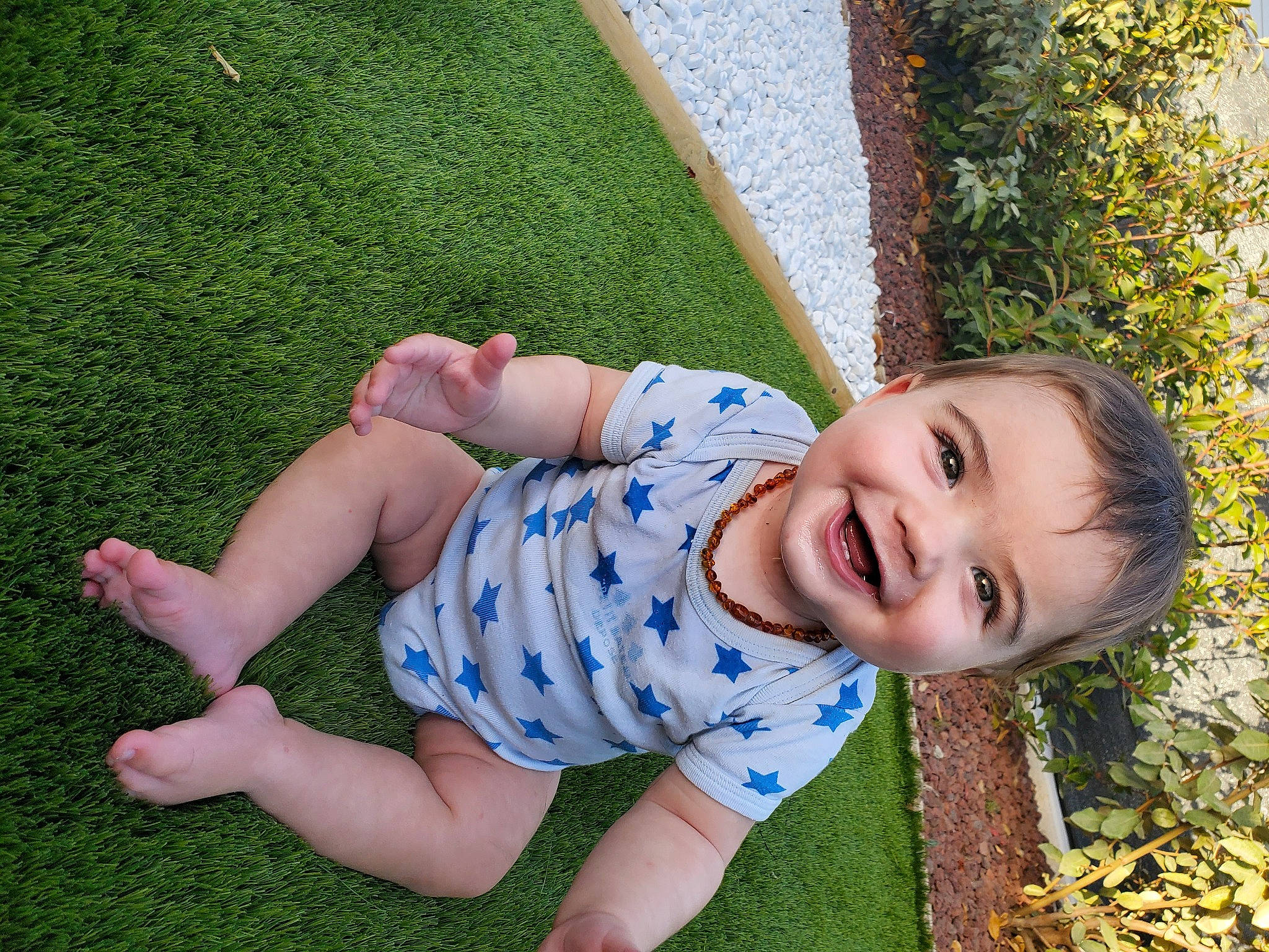 Mateo participe au concours pour gagner de l'argent avec cette photo : baby_toddler_clothing, barefoot, fun, grass, grass_family, green, hand, happy, joy, lawn, leaf, leg, leisure, meadow, people_in_nature, person, plant, smile, summer, thigh