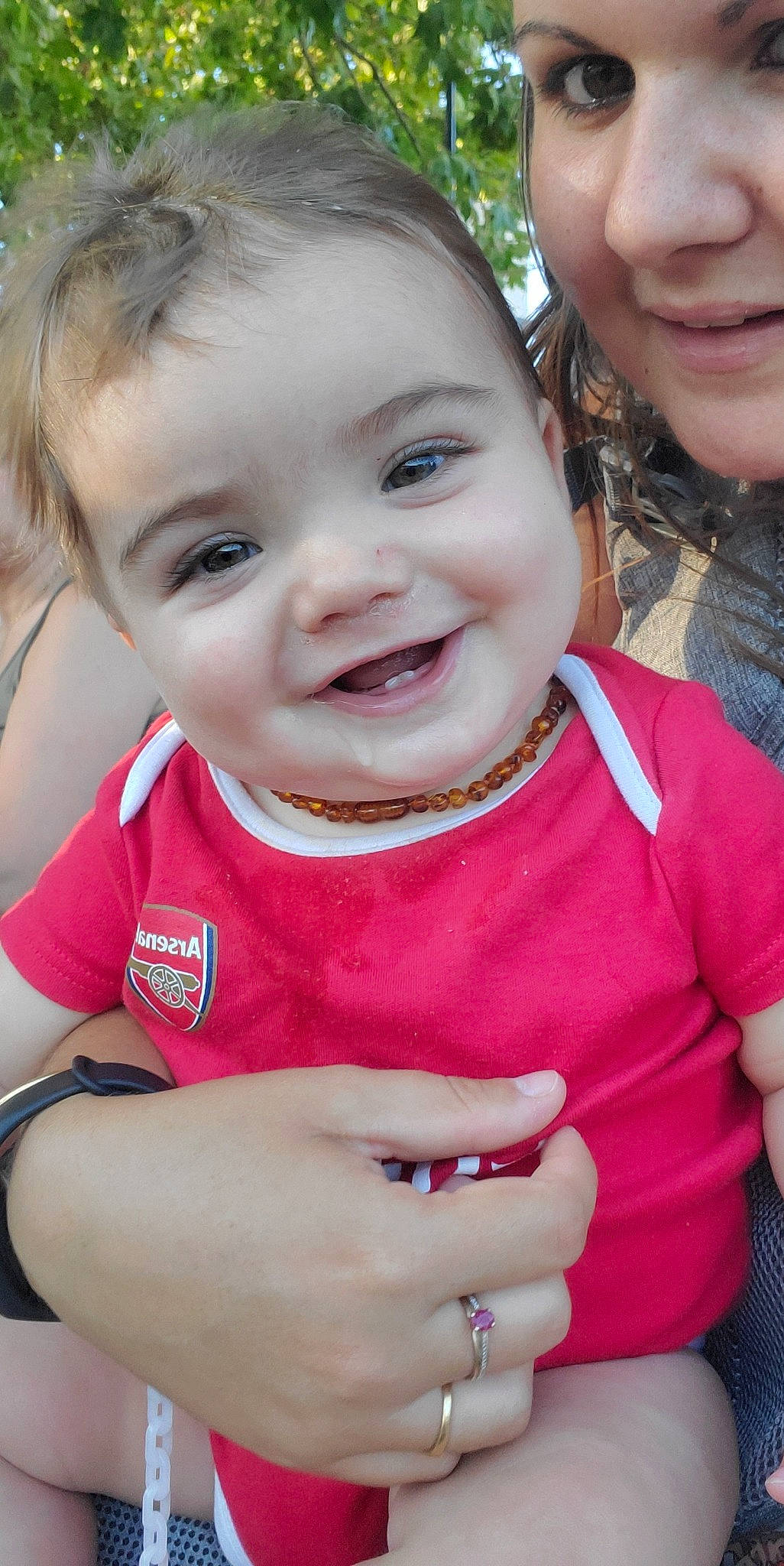 Mateo participe au concours pour gagner de l'argent avec cette photo : arm, baby_toddler_clothing, cheek, finger, gesture, grass, hand, happy, joy, lip, mouth, nose, organ, people_in_nature, person, pink, plant, skin, smile, summer