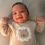Jayden a rejoint le concours — aidez-le/la à gagner de superbes lots ! baby, smiling, infant, clothing, beige_outfit, lion_embroidery, cute, lying_down, fist, soft_surface, child, portrait, happy, indoors, young_child, skin, face, head, expression, newborn