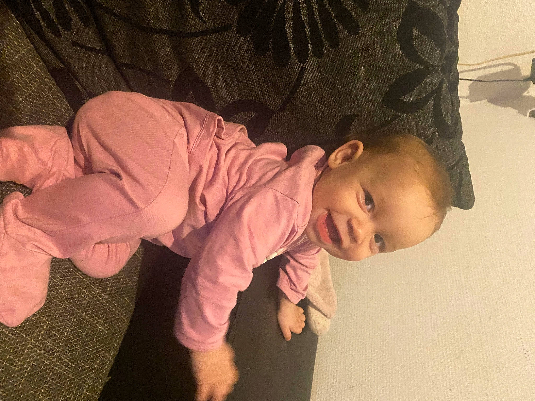 Emilie participe au concours pour gagner de l'argent avec cette photo : baby, baby_toddler_clothing, cheek, child, comfort, flooring, foot, fun, head, human_leg, knee, linens, person, room, sitting, sleeve, sock, thumb, toddler, wood