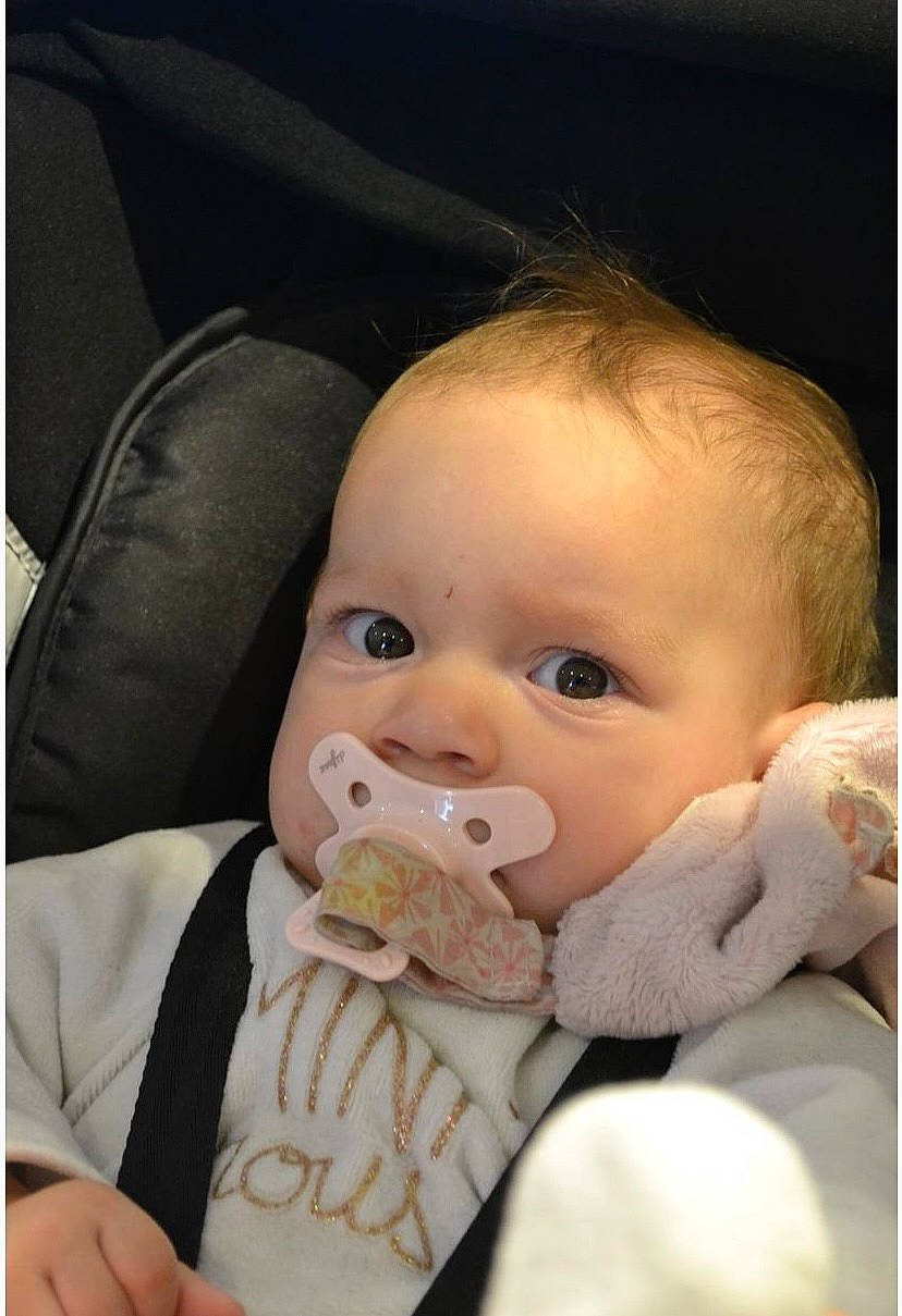 Emilie a rejoint le concours — aidez-le/la à gagner de superbes lots ! baby, baby_products, baby_toddler_clothing, cheek, child, comfort, eye, eyelash, finger, fun, gesture, happy, iris, lip, nail, nose, person, sitting, skin, thumb