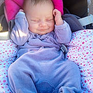 Maïlly participe au concours pour gagner de l'argent avec cette photo : baby, blanket, car_seat, child, clothing, comfort, cute, face, happy, infant, newborn, onesie, outdoor, person, pink, portrait, purple, relaxed, sleepy, smile