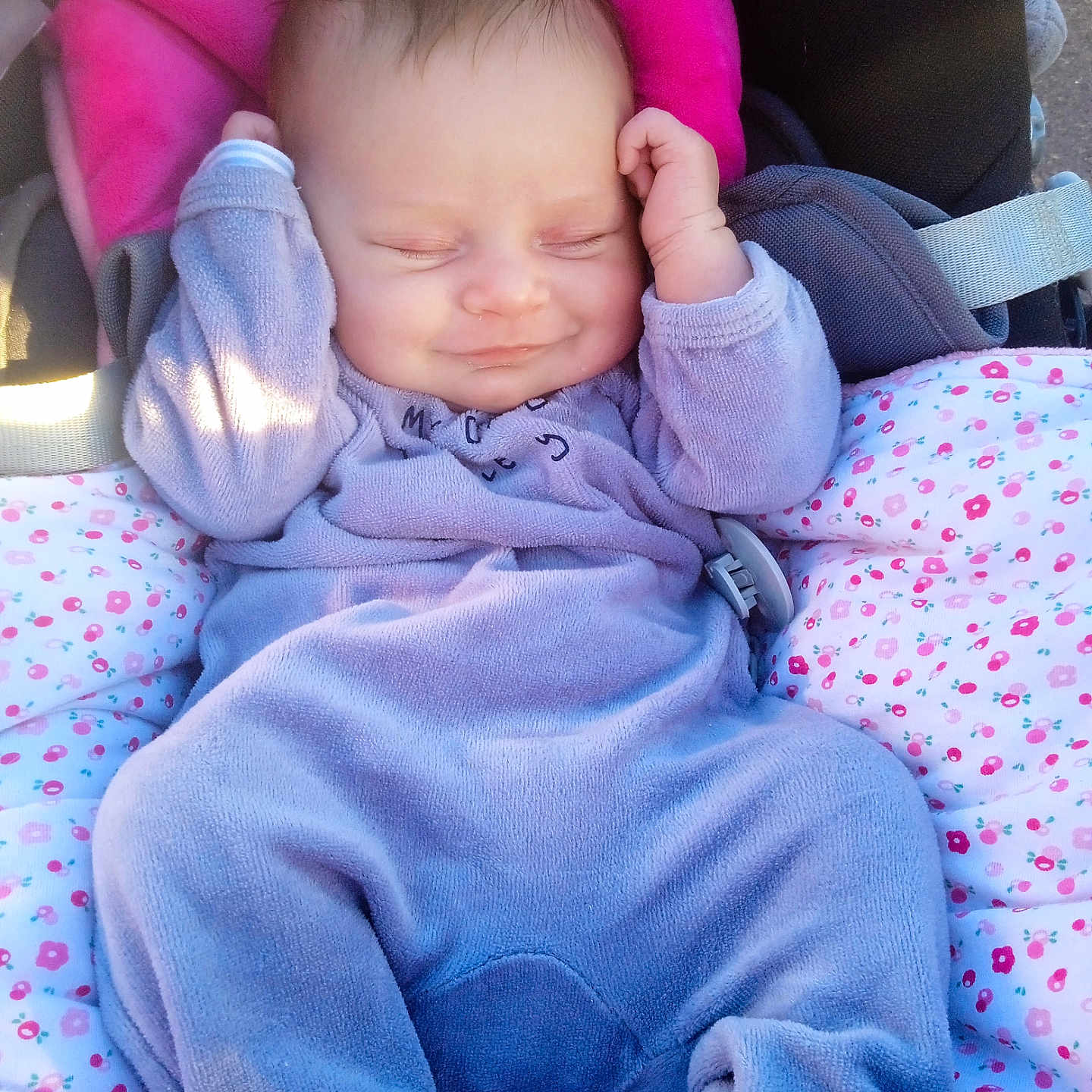 Maïlly participe au concours pour gagner de l'argent avec cette photo : baby, blanket, car_seat, child, clothing, comfort, cute, face, happy, infant, newborn, onesie, outdoor, person, pink, portrait, purple, relaxed, sleepy, smile