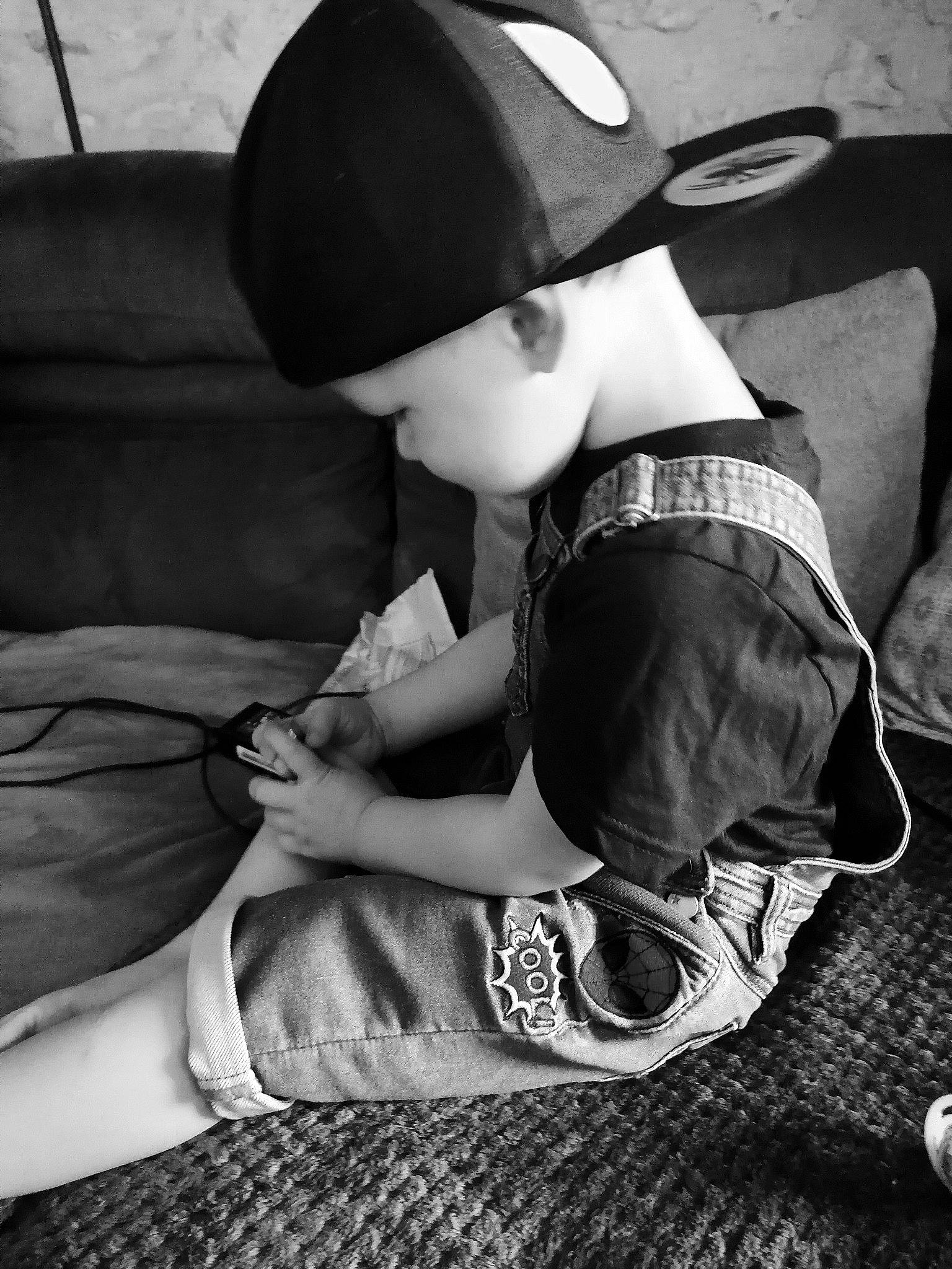 Giovanni participe au concours pour gagner de l'argent avec cette photo : arm, black, black_and_white, child, hand, monochrome, monochrome_photography, person, photograph, photography, sitting, snapshot, stock_photography, style, white