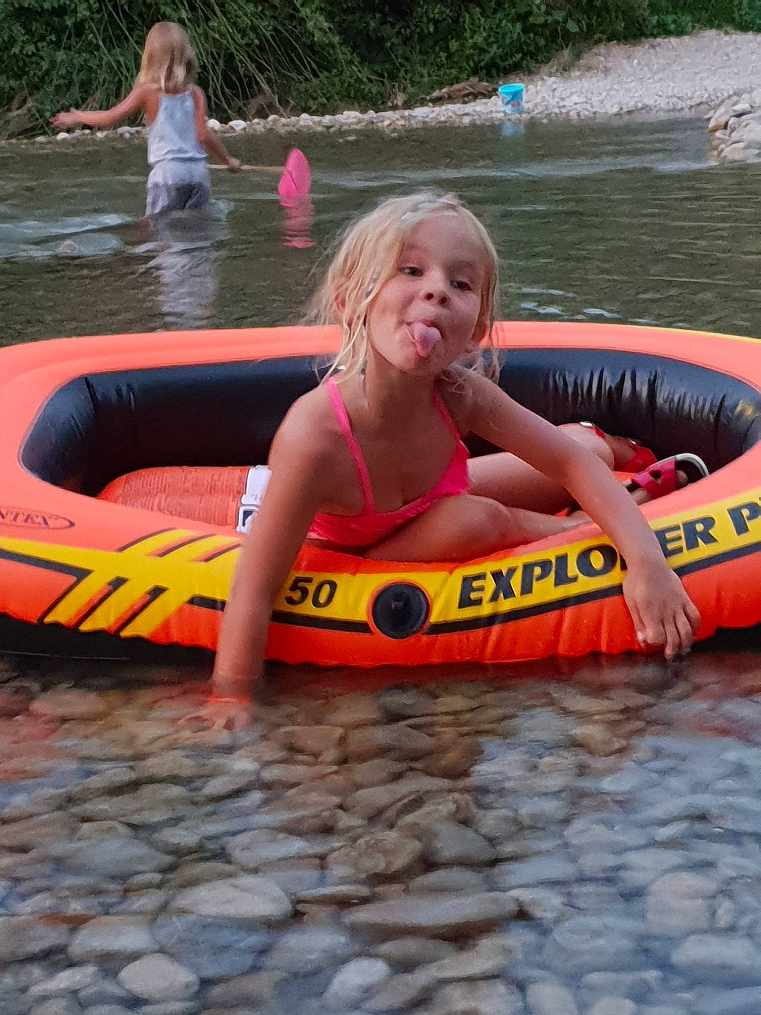 Clémence participe au concours pour gagner de l'argent avec cette photo : boat, boating, boats_and_boating_equipment_and_supplies, fun, inflatable, inflatable_boat, leisure, lifebuoy, lifejacket, oar, person, personal_flotation_device, personal_protective_equipment, recreation, tubing, vacation, vehicle, water, water_transportation, watercraft