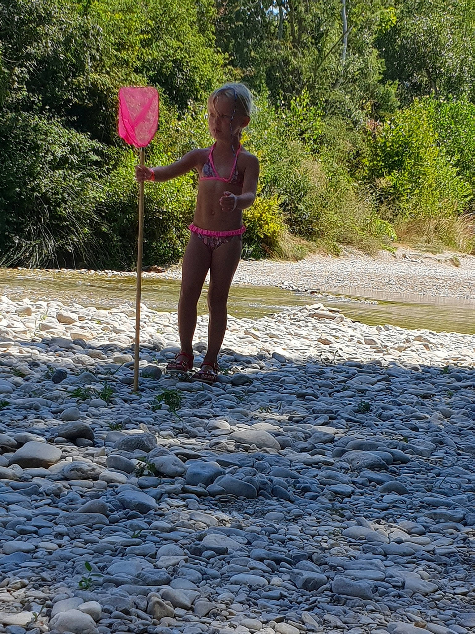 Clémence participe au concours pour gagner de l'argent avec cette photo : fun, girl, grass, landscape, leisure, person, plant, recreation, river, tree, vacation, water, water_resources