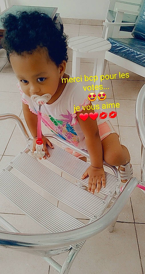 Loéline a rejoint le concours — aidez-le/la à gagner de superbes lots ! baby, baby_toddler_clothing, beauty, child, floor, flooring, foot, fun, human_leg, leg, leisure, pattern, person, photograph, plumbing_fixture, product, skin, sleeve, t_shirt, thigh