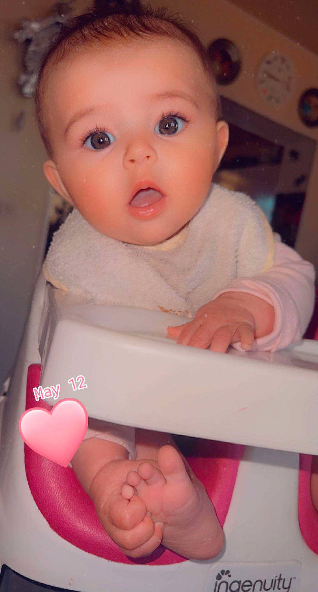 Leana participe au concours pour gagner de l'argent avec cette photo : baby, baby_toddler_clothing, cheek, eyelash, facial_expression, finger, gesture, human_body, iris, lip, mouth, nose, organ, person, photograph, pink, product, skin, sleeve, surprise