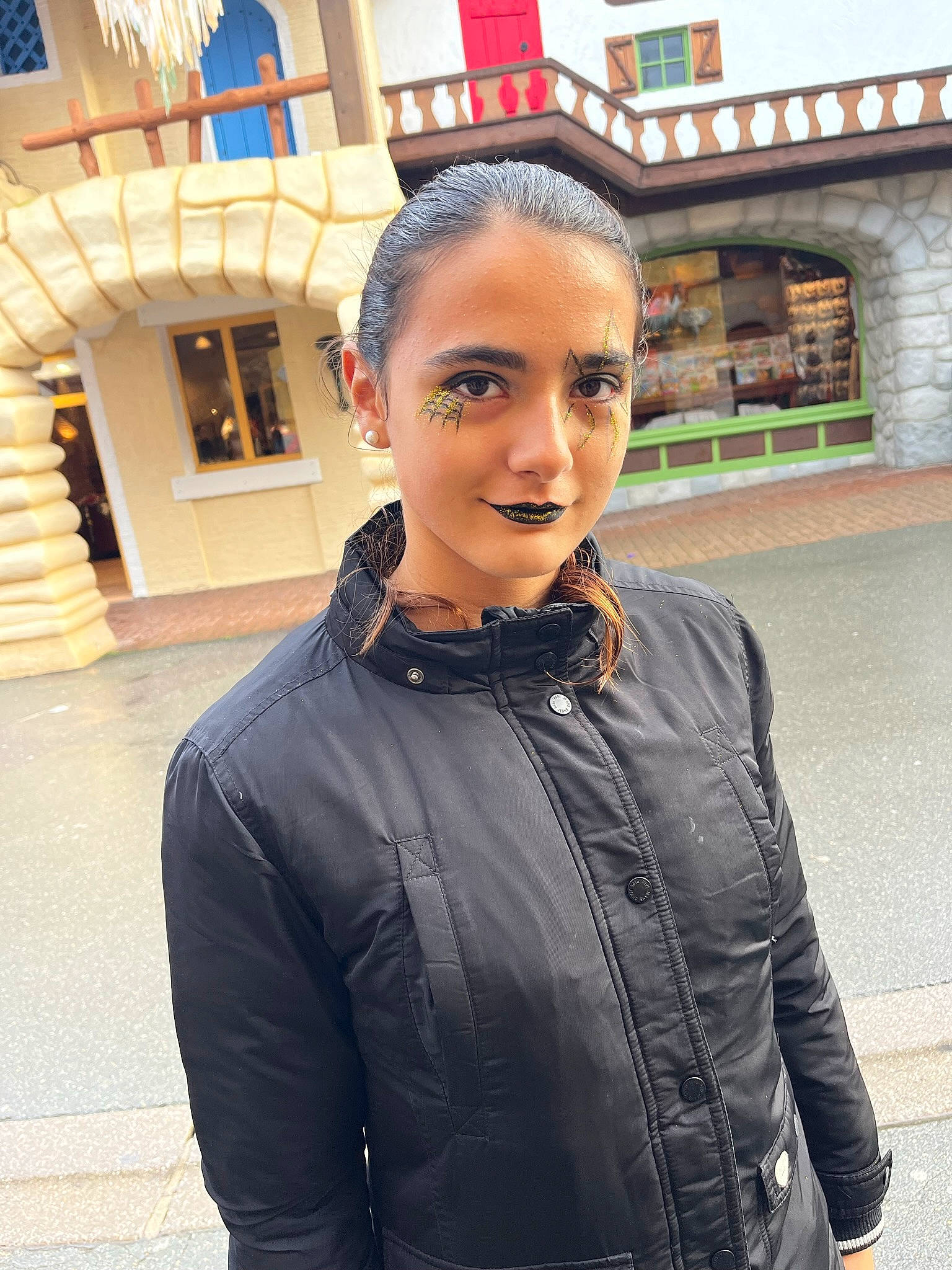 Maëlyne a rejoint le concours — aidez-le/la à gagner de superbes lots ! black_hair, blazer, collar, cool, earrings, electric_blue, eyewear, fashion, fashion_design, formal_wear, jewellery, leather_jacket, lip, neck, necklace, person, sleeve, standing, travel, waist