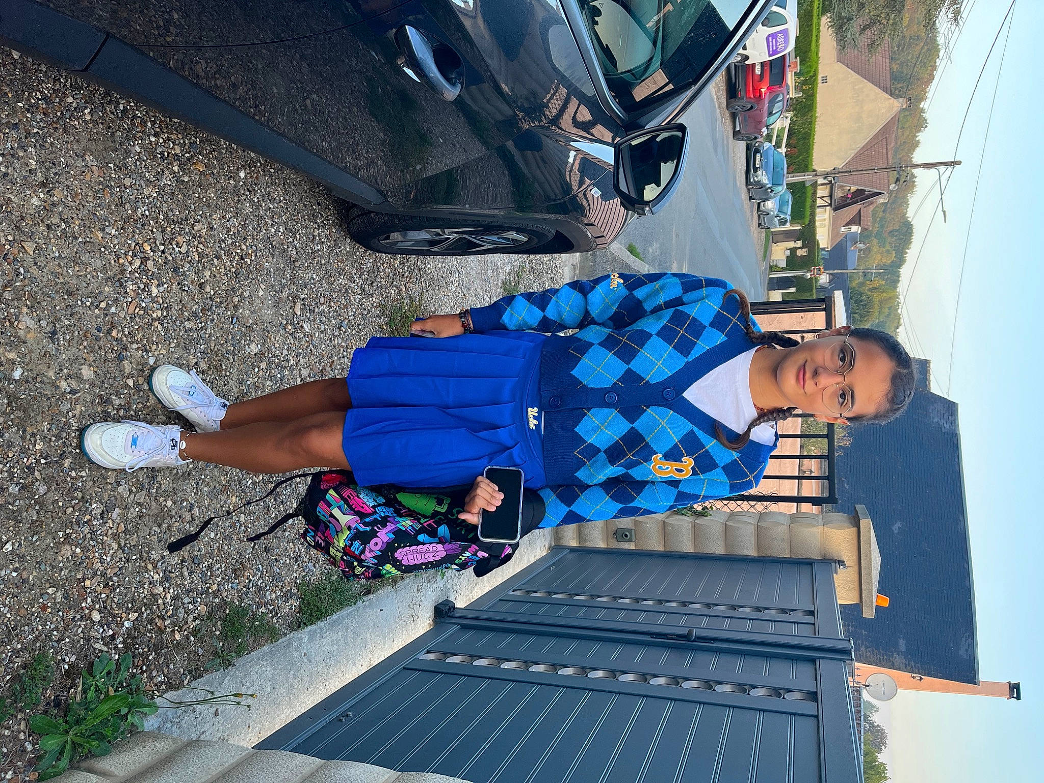 Maëlyne participe au concours pour gagner de l'argent avec cette photo : asphalt, automotive_exterior, automotive_tire, blue, bumper, car, electric_blue, fun, human_leg, joy, leisure, line, pedestrian, person, recreation, sidewalk, sky, thigh, tire, travel