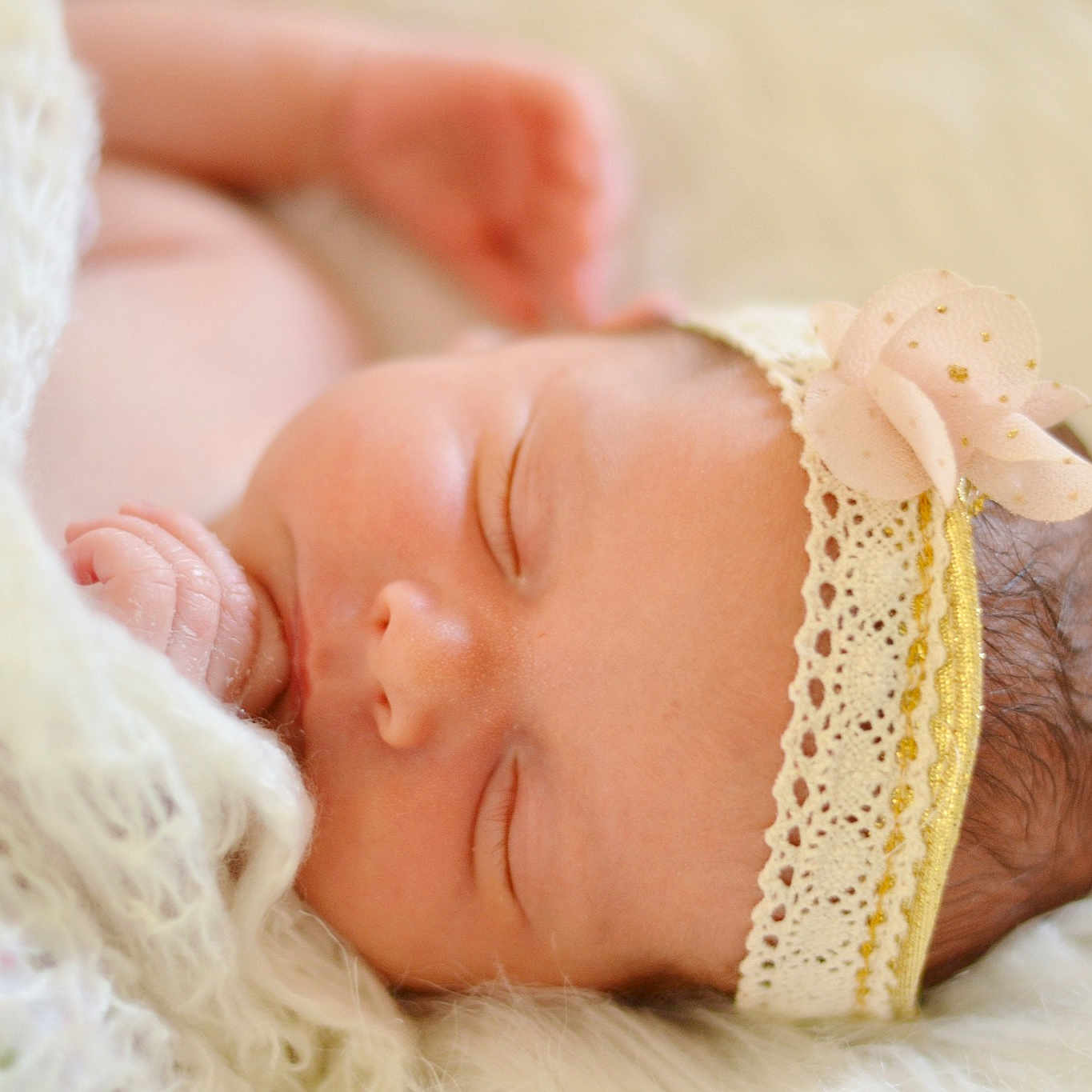 Ellena participe au concours pour gagner de l'argent avec cette photo : child, hair_accessory, hand, infant, skin, sleep, toddler