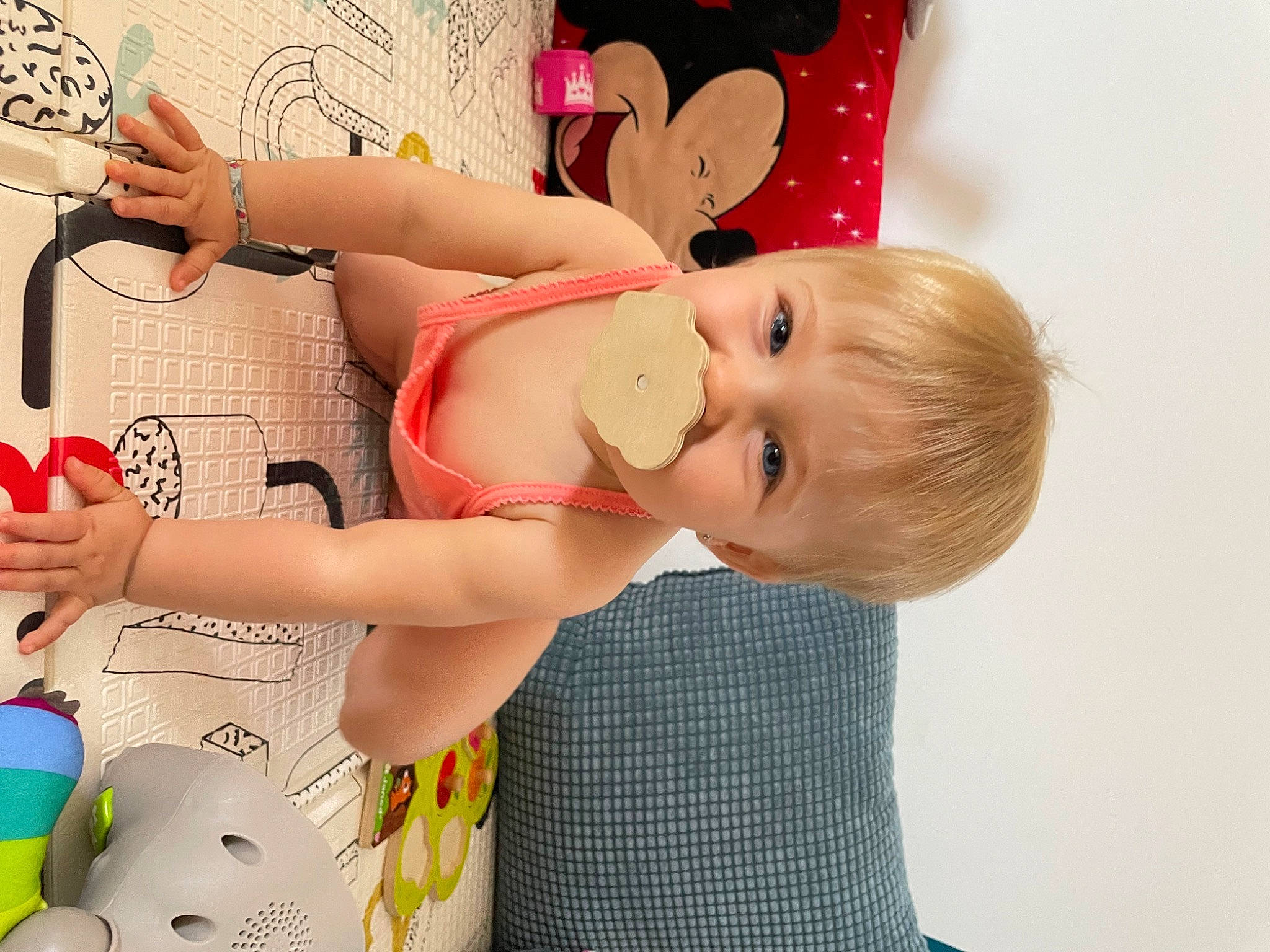 Lylou a rejoint le concours — aidez-le/la à gagner de superbes lots ! arm, baby, baby_playing_with_toys, baby_products, baby_toddler_clothing, cheek, child, eyelash, fashion_accessory, finger, hand, happy, nail, party_supply, pattern, person, pink, room, skin, thigh