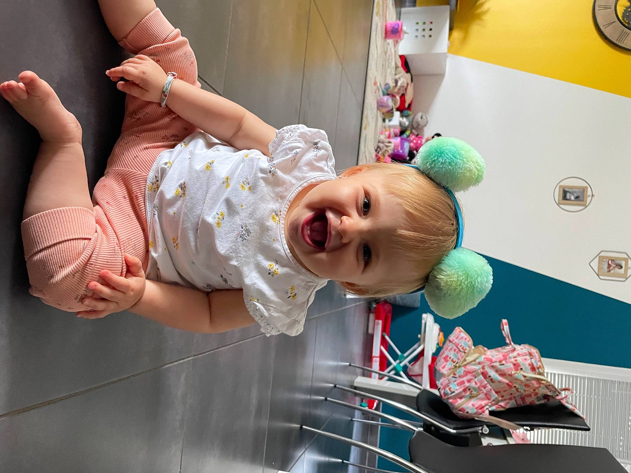 Lylou participe au concours pour gagner de l'argent avec cette photo : baby, baby_laughing, baby_products, baby_toddler_clothing, baby_toys, beauty, child, elbow, event, fun, gesture, happy, laugh, leisure, person, pink, play, room, smile, t_shirt