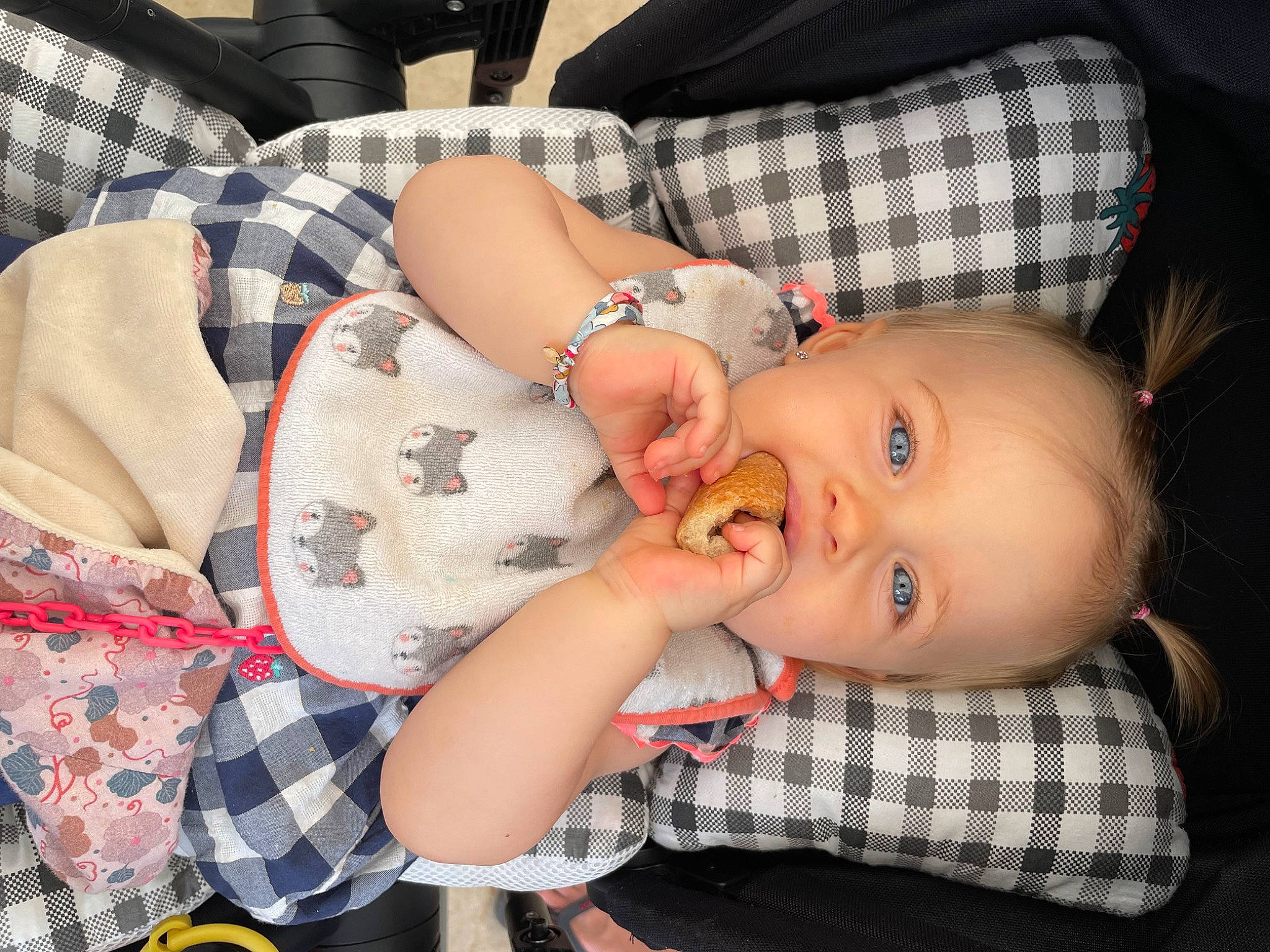 Lylou a rejoint le concours — aidez-le/la à gagner de superbes lots ! baby, baby_toddler_clothing, cheek, child, comfort, design, hairstyle, human, iris, lip, mouth, nose, pattern, person, plaid, skin, sleeve, tartan, toddler, white