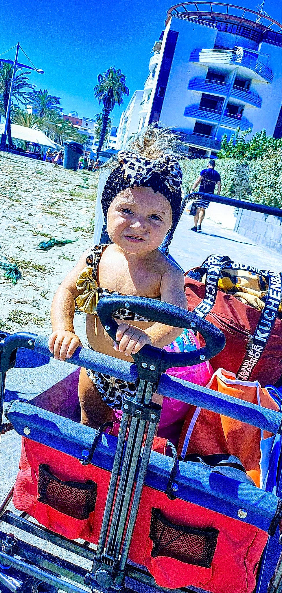 Keyla participe au concours pour gagner de l'argent avec cette photo : bicycle_wheel, blue, child, electric_blue, event, fun, happy, headwear, jewellery, leisure, magenta, person, public_event, recreation, sitting, smile, snapshot, street, toddler, tradition