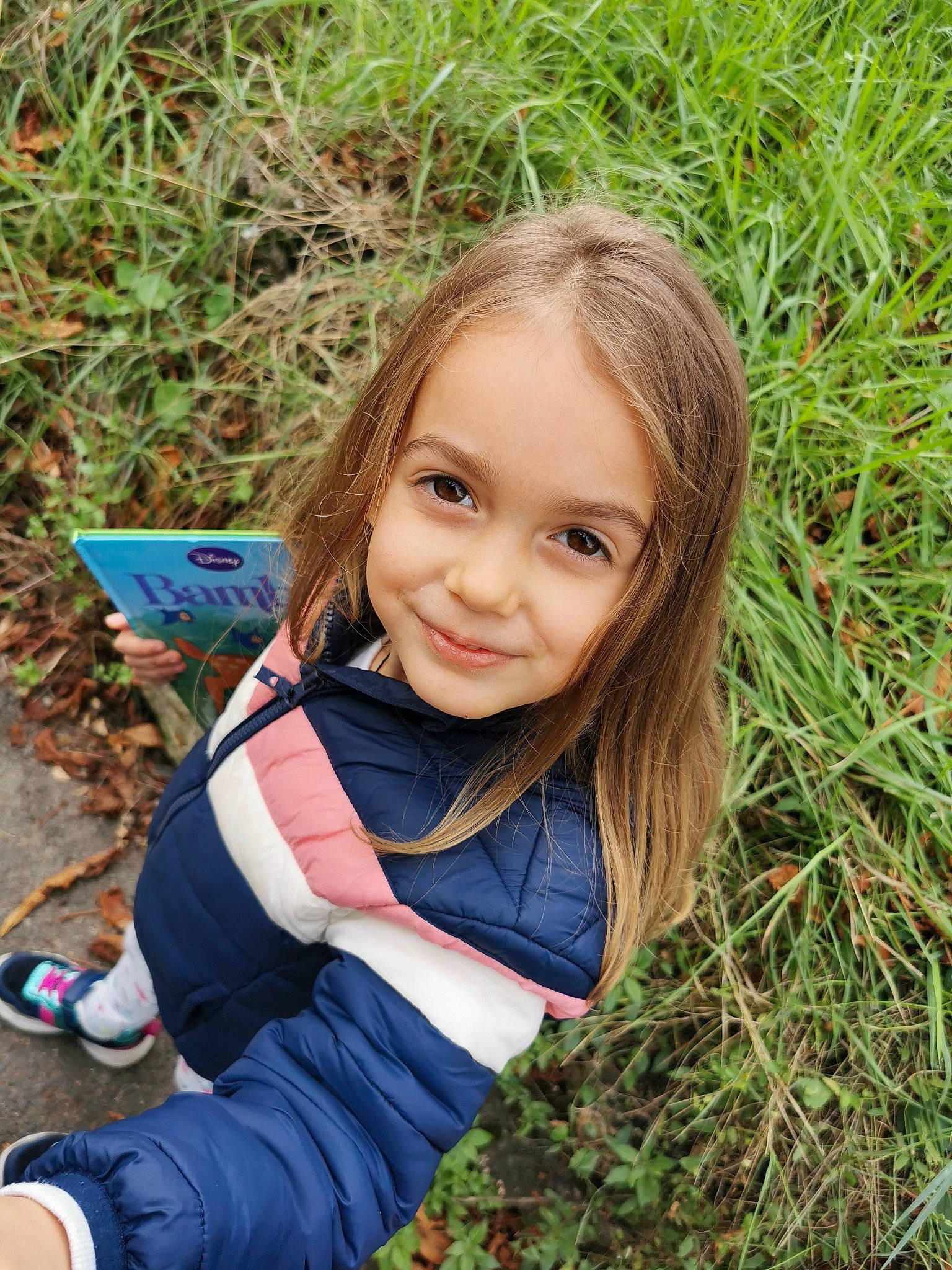 Sanda participe au concours pour gagner de l'argent avec cette photo : beauty, brown_hair, child, child_model, fawn, grass, grass_family, hair, happy, joy, long_hair, people_in_nature, person, photography, plant, portrait_photography, sitting, smile, toddler, tree