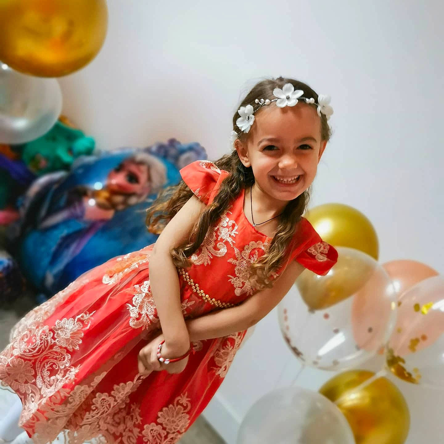 Sansuta a rejoint le concours — aidez-le/la à gagner de superbes lots ! balloon, child, dress, event, facial_expression, fashion_accessory, fashion_design, formal_wear, fun, gown, happy, headpiece, headwear, jewellery, joy, party, party_supply, performing_arts, person, smile