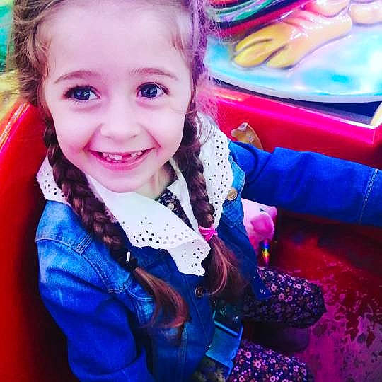 Joséphine a rejoint le concours — aidez-le/la à gagner de superbes lots ! beauty, blue, child, cloud, electric_blue, electronic_device, finger, fun, hair, hand, happy, iris, joy, leisure, magenta, organ, person, pink, purple, smile