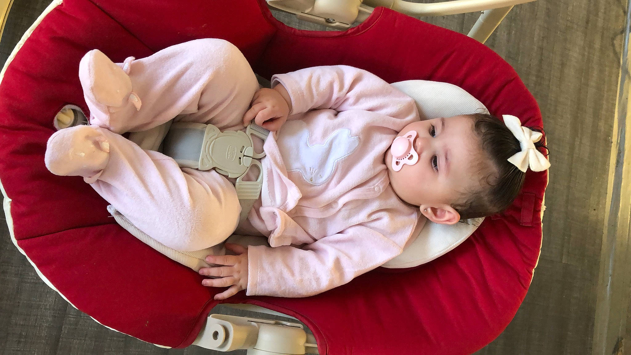 Maya a rejoint le concours — aidez-le/la à gagner de superbes lots ! baby, baby_products, baby_sleeping, baby_toddler_clothing, cheek, child, comfort, fun, happy, mammal, mouth, person, pink, product, sitting, skin, sleeve, smile, toddler