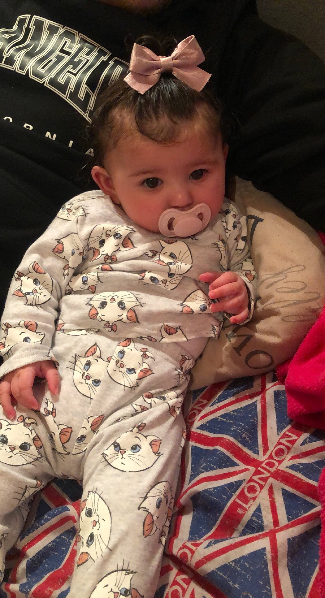 Maya participe au concours pour gagner de l'argent avec cette photo : arm, baby, baby_toddler_clothing, cheek, child, comfort, facial_expression, finger, hairstyle, hand, human, human_body, mammal, mouth, nose, organ, people, person, skin, textile