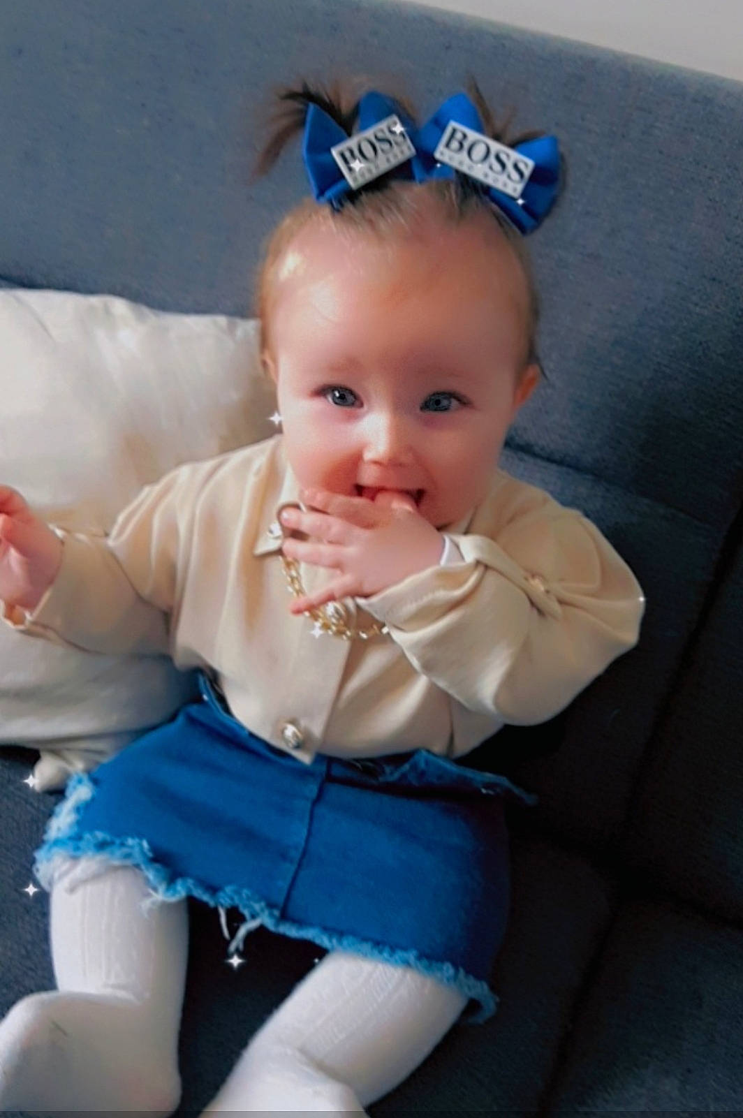 Emy a rejoint le concours — aidez-le/la à gagner de superbes lots ! baby, baby_toddler_clothing, cheek, child, electric_blue, embellishment, fashion_accessory, flash_photography, happy, head, headband, headpiece, iris, jewellery, pattern, person, product, skin, sleeve, toddler