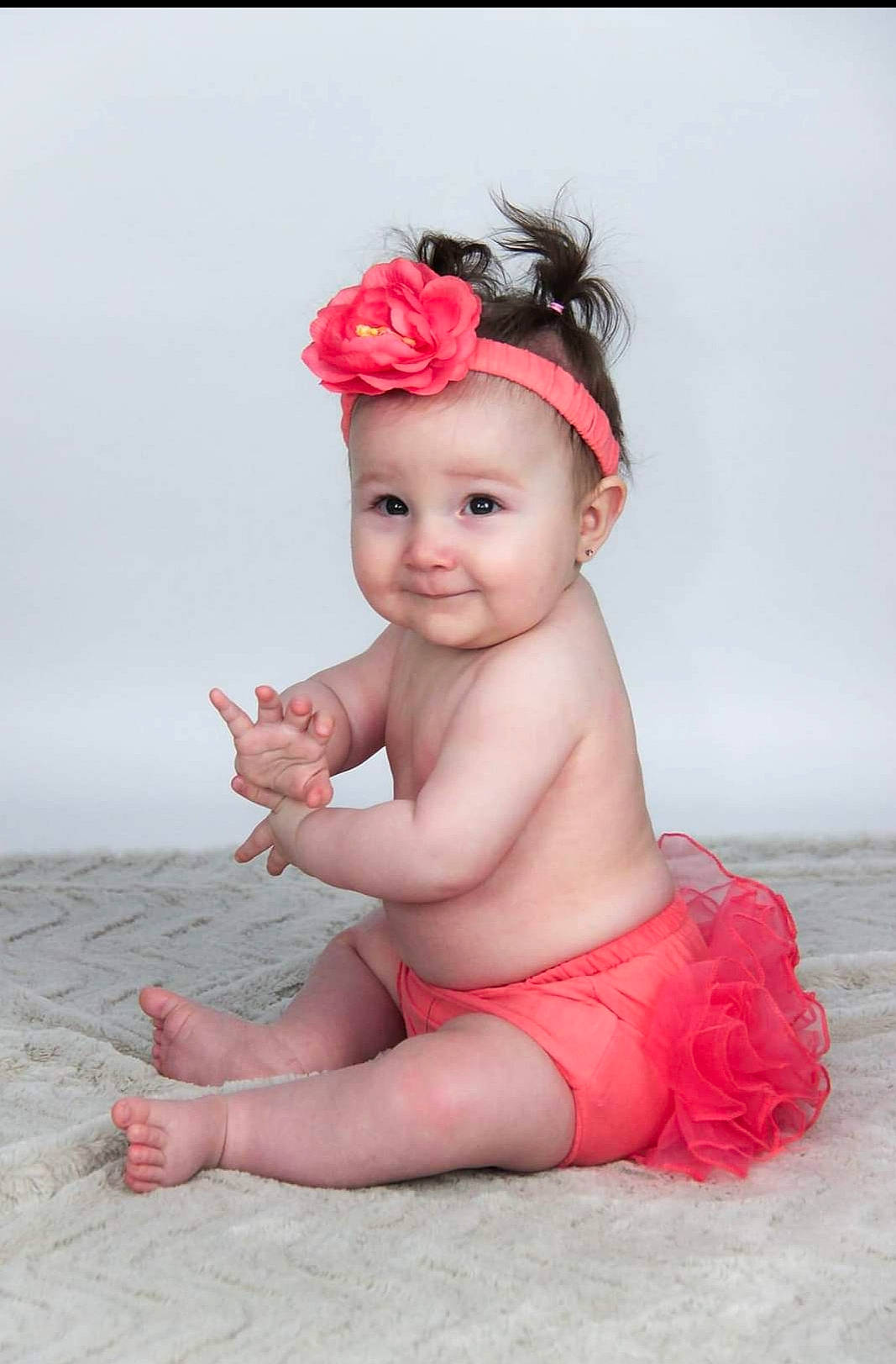 Emy a rejoint le concours — aidez-le/la à gagner de superbes lots ! baby, baby_toddler_clothing, carmine, child, costume, costume_accessory, embellishment, face, fashion_accessory, flash_photography, hair_accessory, happy, headband, headpiece, headwear, human_leg, joy, pattern, peach, person