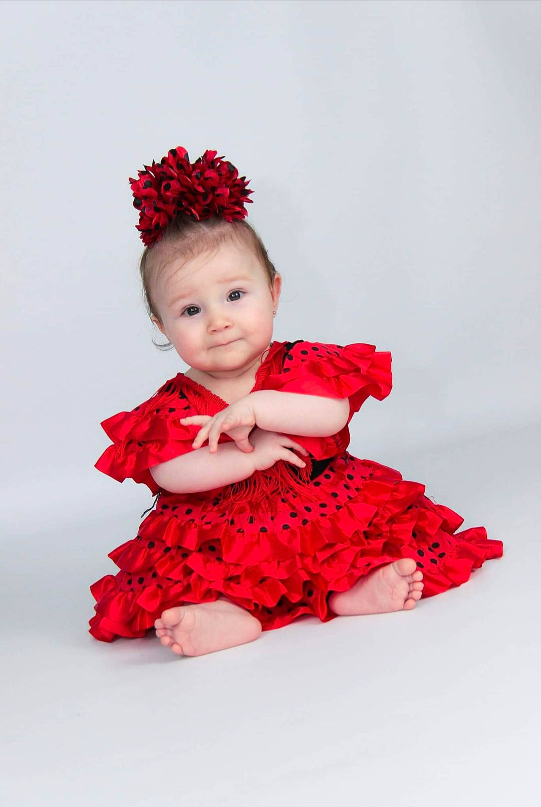 Emy participe au concours pour gagner de l'argent avec cette photo : baby, baby_toddler_clothing, collar, costume, costume_hat, day_dress, embellishment, fashion_accessory, fashion_design, flash_photography, hat, headpiece, magenta, one_piece_garment, pattern, person, petal, pink, ruffle, sleeve