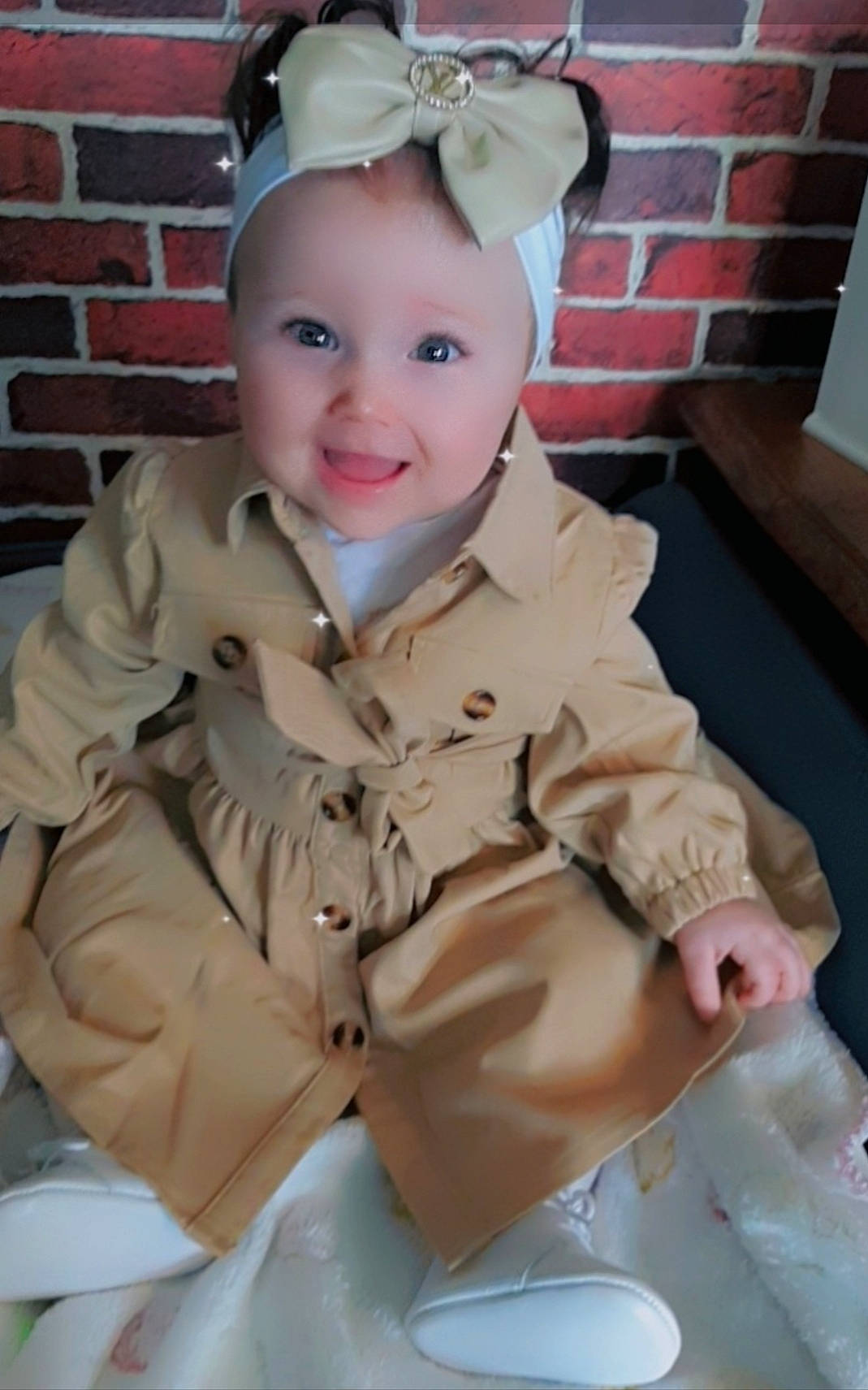 Emy a rejoint le concours — aidez-le/la à gagner de superbes lots ! abdomen, baby, baby_products, baby_toddler_clothing, chair, cheek, child, eye, fashion_accessory, fun, happy, headband, headpiece, outerwear, person, sitting, skin, sleeve, smile, toddler