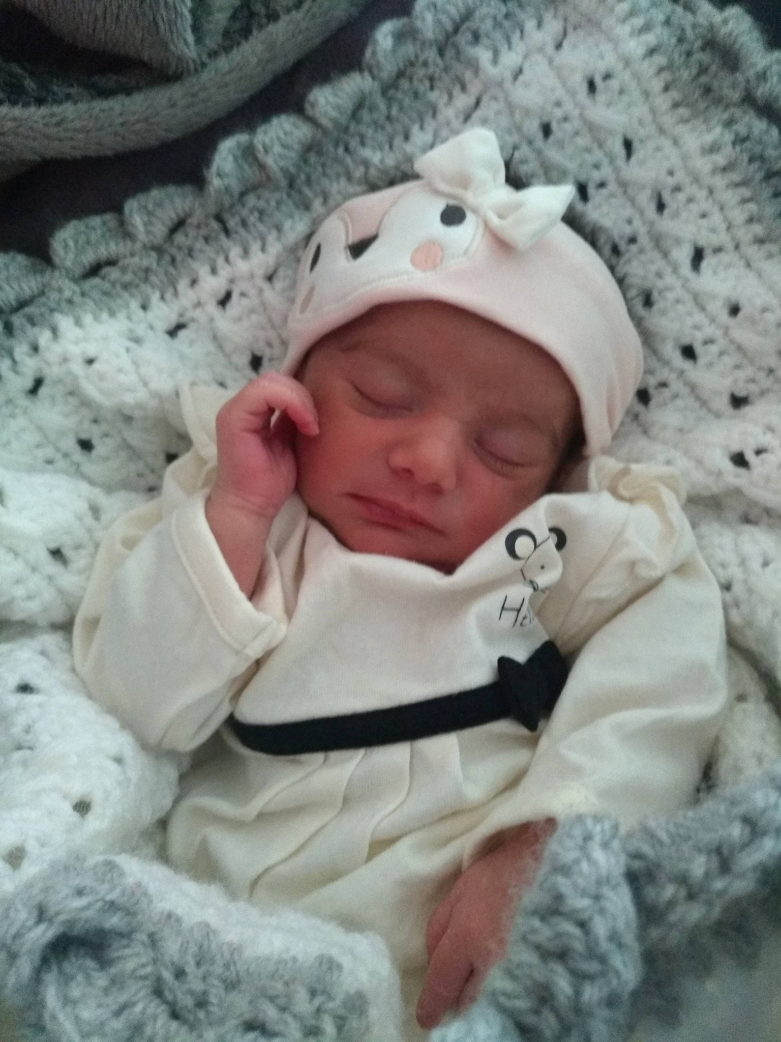 Selma a rejoint le concours — aidez-le/la à gagner de superbes lots ! baby, baby_sleeping, bedtime, birth, child, headgear, headwear, person, sleep, smile, toddler