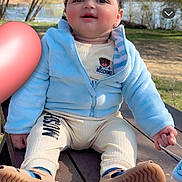 Kaïs a rejoint le concours — aidez-le/la à gagner de superbes lots ! balloon, bench, blue_jacket, child, cream_pants, cute, daylight, face, grass, lake, nature, outdoor, park, person, screenshot, shoes, smiling, toddler, trees, water