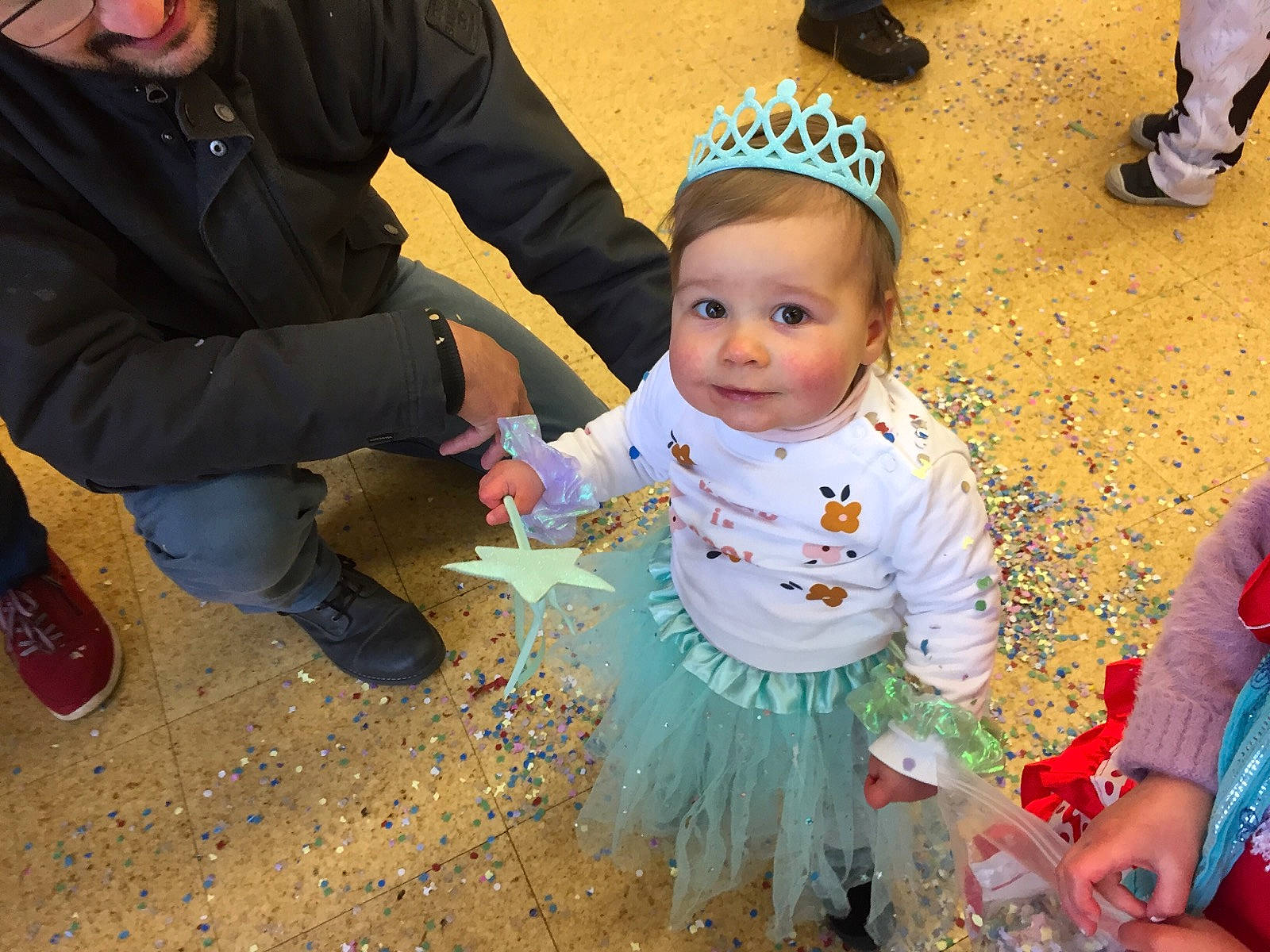 Diane a rejoint le concours — aidez-le/la à gagner de superbes lots ! baby, baby_toddler_clothing, child, dress, event, friendship, fun, grass, happy, hat, interaction, leaf, leisure, people_in_nature, person, recreation, sitting, smile, toddler, tradition