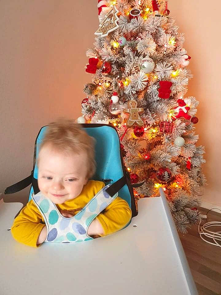 Tyago a rejoint le concours — aidez-le/la à gagner de superbes lots ! baby, baby_toddler_clothing, chair, christmas, christmas_decoration, christmas_ornament, christmas_tree, comfort, dress, event, evergreen, happy, holiday, holiday_ornament, human_body, joy, orange, ornament, person, plant