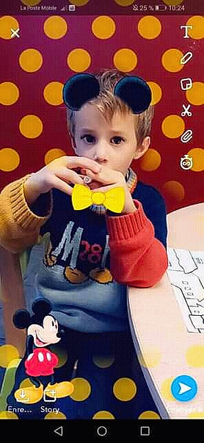 Tchad participe au concours pour gagner de l'argent avec cette photo : baby, baby_toys, cartoon, child, person, play, toddler, toy, yellow