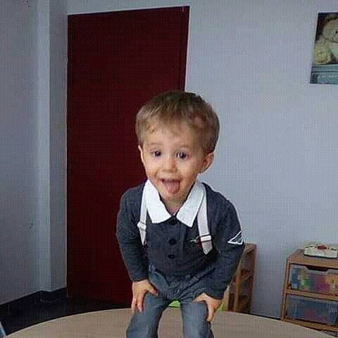 Tchad a rejoint le concours — aidez-le/la à gagner de superbes lots ! child, person, room, sitting, smile, standing, toddler