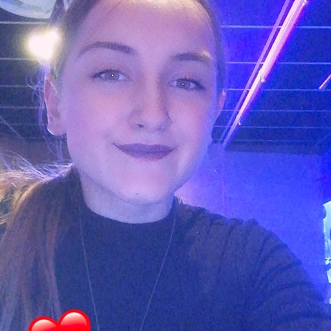 Jade participe au concours pour gagner de l'argent avec cette photo : cool, electric_blue, eyebrow, face, forehead, fun, head, jaw, lip, nose, person, photography, selfie, sky, smile