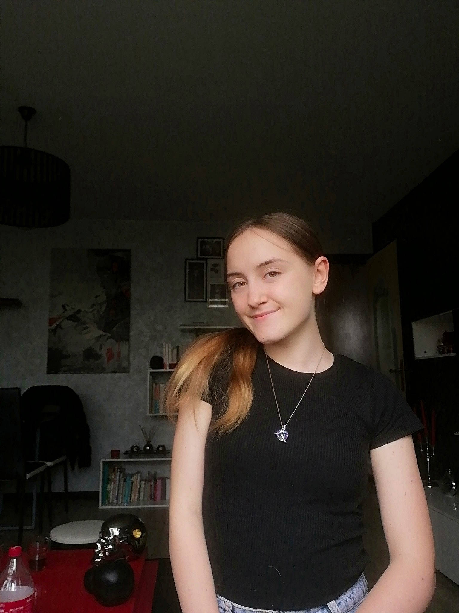 Jade participe au concours pour gagner de l'argent avec cette photo : abdomen, arm, black_hair, chest, flash_photography, hair, joint, joy, neck, person, photography, shoulder, smile, t_shirt, top, trunk, waist