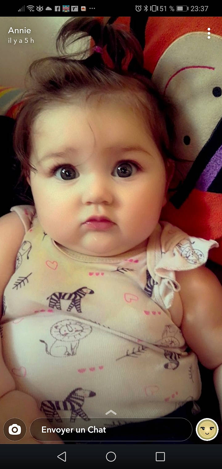 Lindsay a rejoint le concours — aidez-le/la à gagner de superbes lots ! cheek, chin, ear, eye, eyebrow, eyelash, facial_expression, forehead, hairstyle, head, iris, lip, mouth, neck, nose, organ, person, product, skin, sleeve