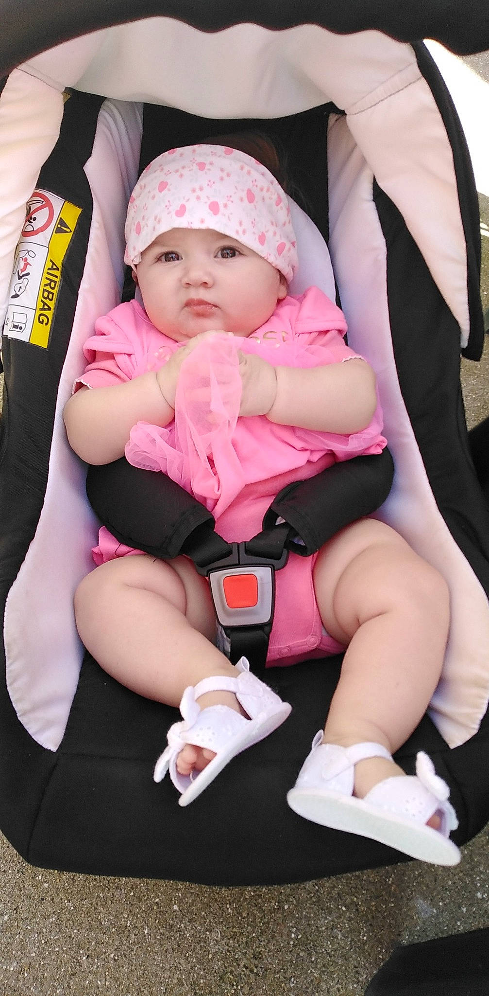 Lindsay a rejoint le concours — aidez-le/la à gagner de superbes lots ! baby, baby_carriage, baby_toddler_clothing, cap, cheek, comfort, finger, headwear, knee, lap, leg, magenta, mouth, nail, person, pink, sitting, skin, thigh, thumb
