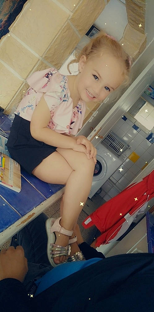 Hailey participe au concours pour gagner de l'argent avec cette photo : calf, child, elbow, electric_blue, finger, flooring, foot, fun, hairstyle, human_leg, joy, knee, lap, leisure, nail, person, shorts, sitting, skin, smile