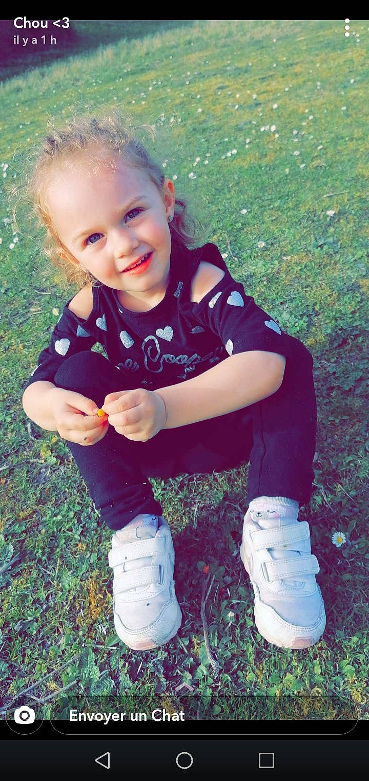 Hailey participe au concours pour gagner de l'argent avec cette photo : baby_toddler_clothing, clothing, cool, eye, face, finger, footwear, fun, grass, hair, happy, head, joy, people_in_nature, person, plant, shoe, smile, sneakers, sock