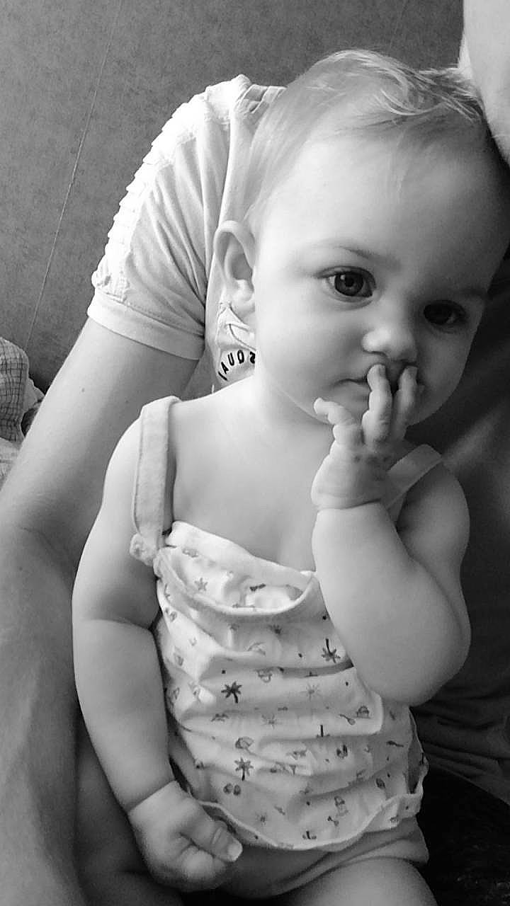 Hailey participe au concours pour gagner de l'argent avec cette photo : arm, baby, beauty, black, black_and_white, cheek, child, chin, eye, face, head, lip, monochrome, mouth, nose, people, person, photograph, skin, toddler