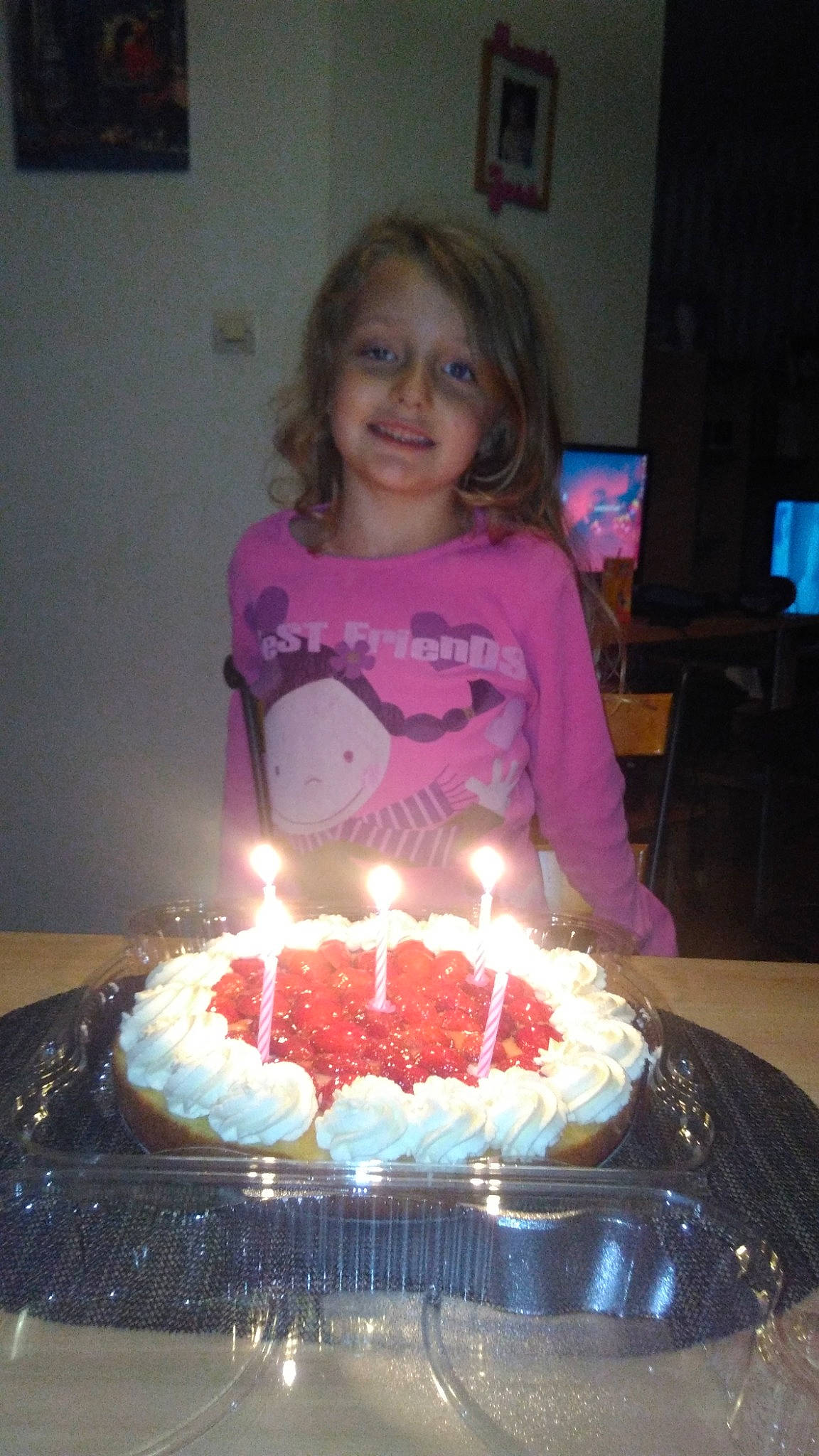 Kessy a rejoint le concours — aidez-le/la à gagner de superbes lots ! baked_goods, baking, birthday, birthday_cake, buttercream, cake, cake_decorating, candle, dessert, fondant, food, icing, joy, lighting, party, pasteles, person, royal_icing, sugar_paste, sweetness