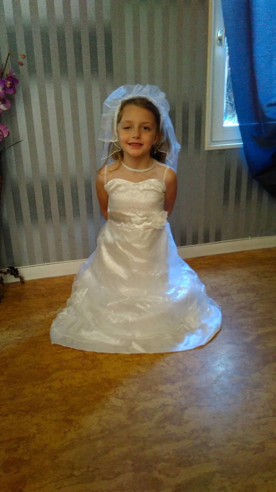 Kessy a rejoint le concours — aidez-le/la à gagner de superbes lots ! bridal_accessory, bridal_clothing, bridal_party_dress, bride, ceremony, child, clothing, dress, flooring, formal_wear, gown, haute_couture, joy, person, wedding_ceremony_supply, wedding_dress