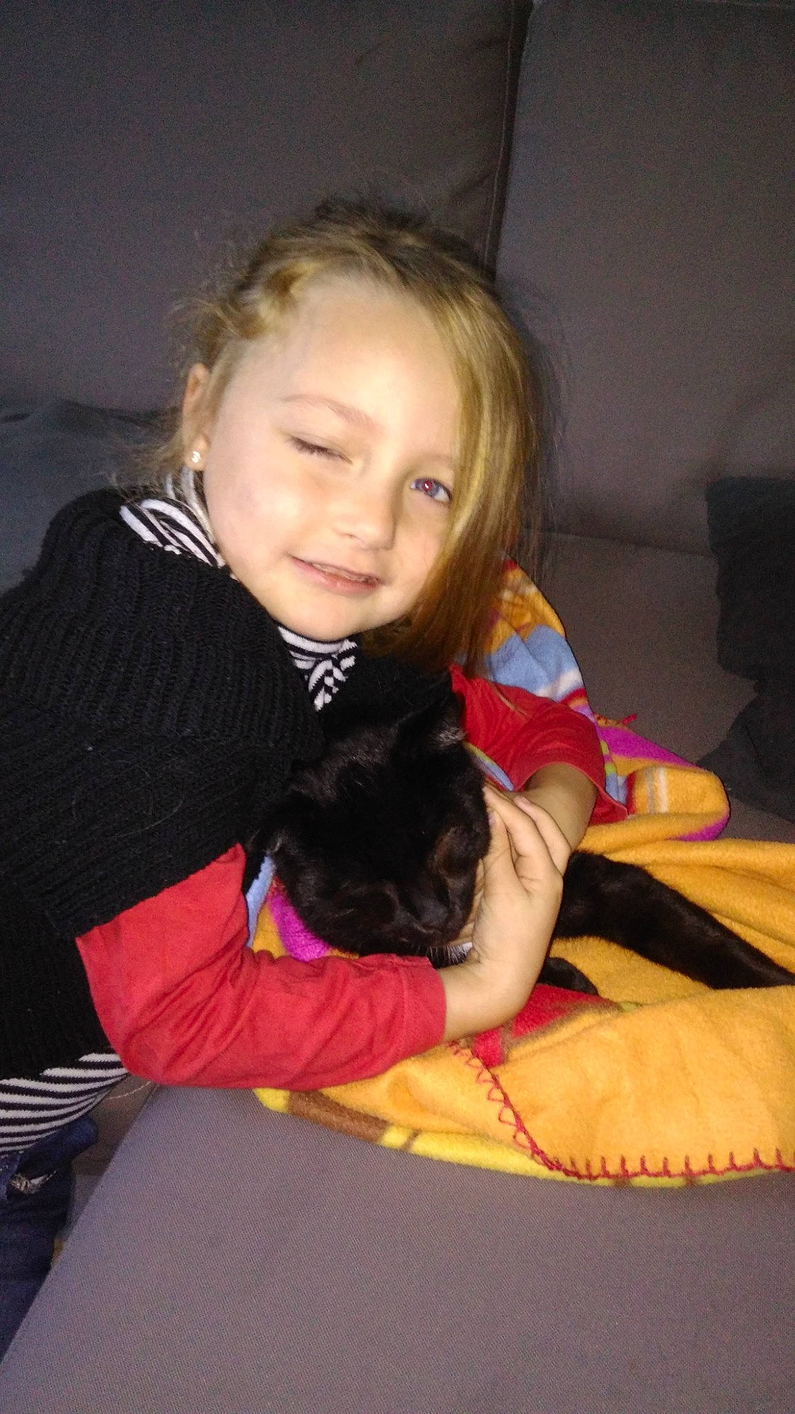 Kessy a rejoint le concours — aidez-le/la à gagner de superbes lots ! canidae, child, dog_breed, fawn, joy, lap, person, sitting, smile, toddler