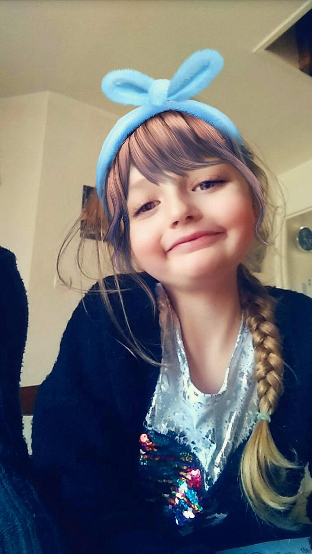 Kessy participe au concours pour gagner de l'argent avec cette photo : cool, ear, face, fashion_accessory, fawn, forehead, hair, hair_accessory, hair_coloring, hairstyle, happy, head, headband, headgear, hime_cut, joy, long_hair, organ, person, pigtail