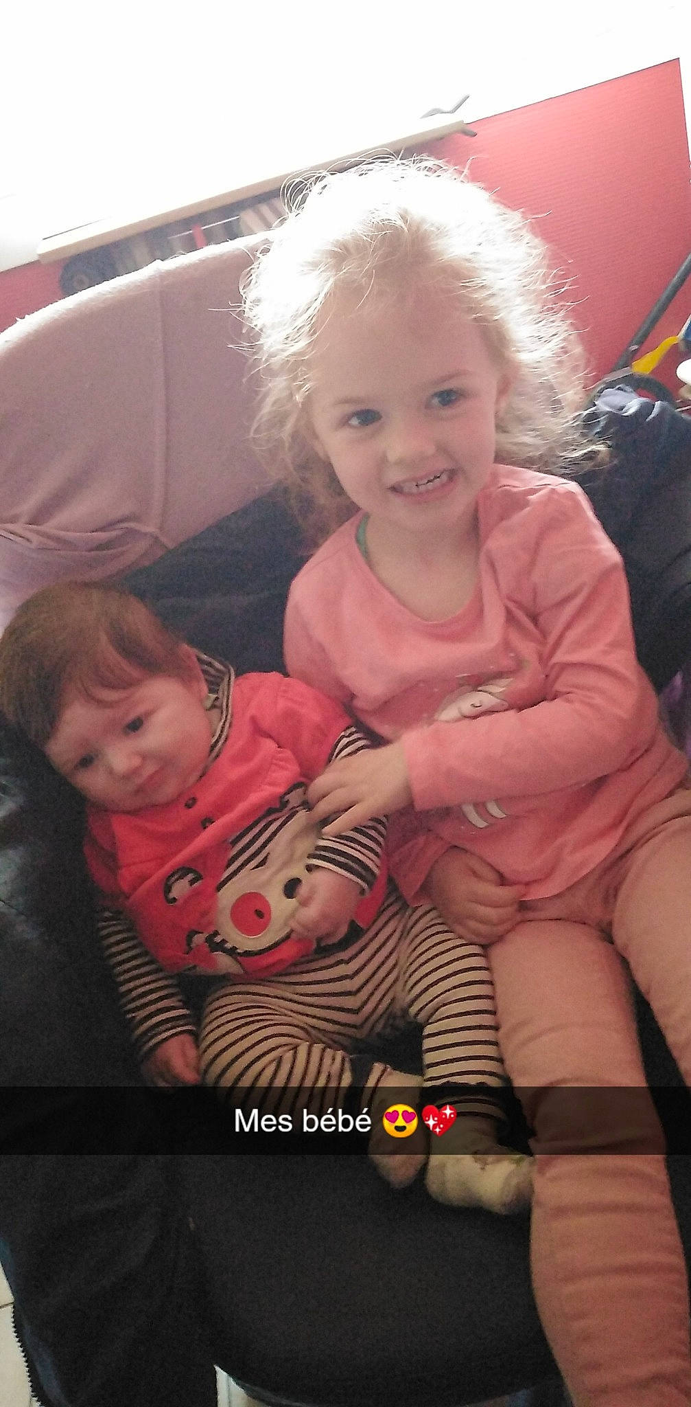 Hailey Et Lindsay a rejoint le concours — aidez-le/la à gagner de superbes lots ! baby, baby_toddler_clothing, cheek, child, cool, event, face, finger, fun, hairstyle, happy, iris, joy, lap, mouth, person, pink, product, sitting, skin