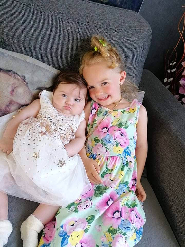 Hailey Et Lindsay a rejoint le concours — aidez-le/la à gagner de superbes lots ! baby_toddler_clothing, beauty, chair, child, comfort, couch, dress, face, fashion, fun, hairstyle, happy, iris, pattern, person, pink, skin, smile, textile, toddler